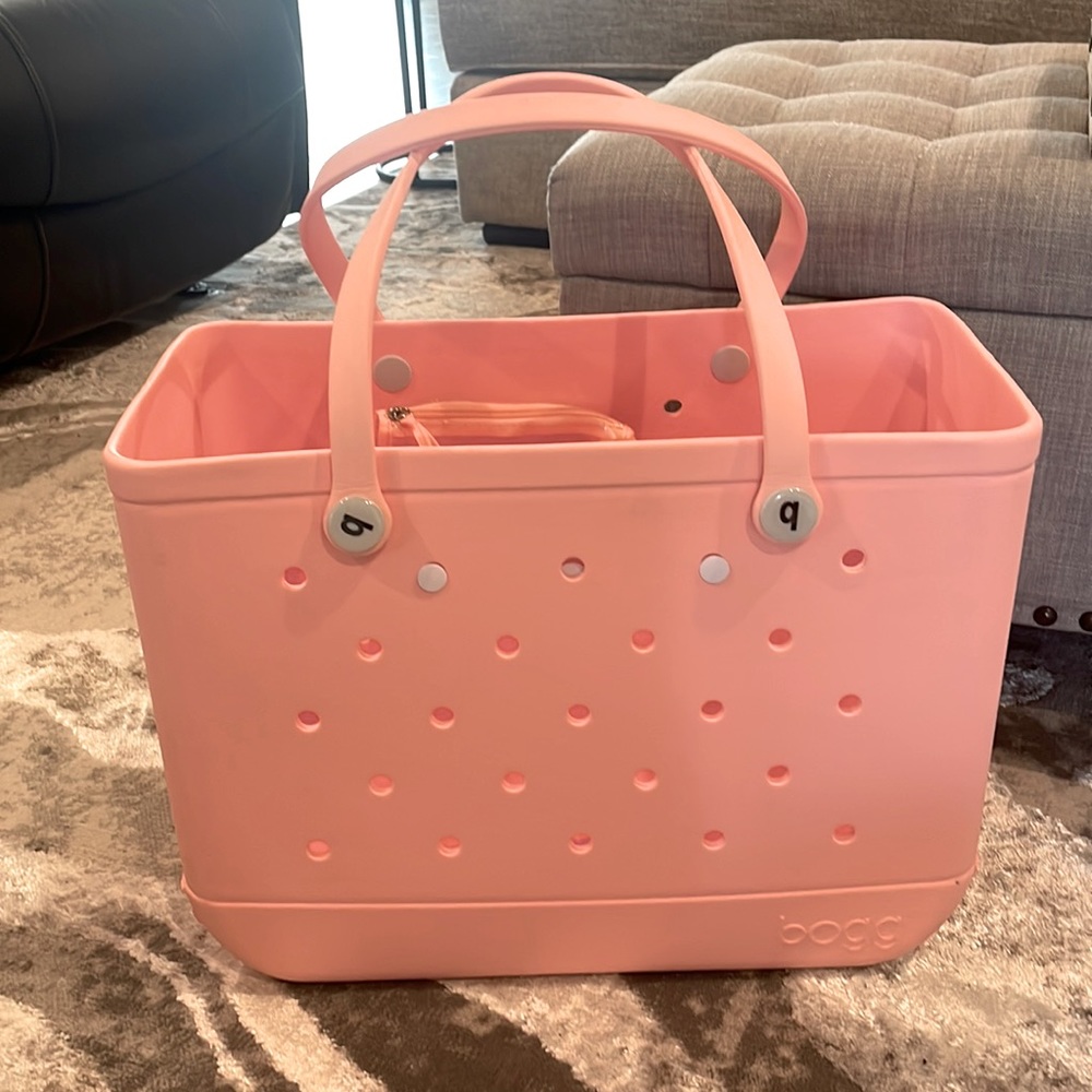 EUC Peach Bogg Bag